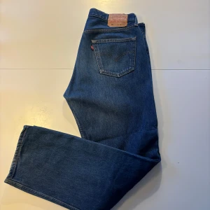 Levi's 501 jeans - Säljer ett par klassiska Levi's 501 jeans i blå denim. De har en rak passform och är i mycket bra skick. Sitter mer som 34, tycker dom är lik passform som de andra 501 i min profil. Hör av dig vid intresse!