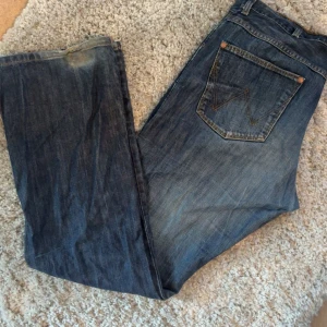 Blå jeansbyxor Wrangler - Säljer ett par klassiska blå jeansbyxor i helt okej skick. Ganska enkel stil som man kan ha vardagligt. Frågor? Skriv till mig! 💝 Du kan hämta varan eller få det skickat men du får stå för frakt kostnaden! 😽