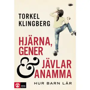 I Torkel Klingbergs bok Hjärna, gener och jävlar anamma, får vi fascinerande inblickar i ny forskning om barns lärande och motivation. Förståelse för matematik och läsning är inget vi människor föds med. I samspel mellan gener och miljö omformas barnets hjärna och gör plats för de nya kunskaperna. Barn är inte bra eller dåliga på att lära sig att läsa eller räkna – de är snabba eller långsamma.   Hjärna, gener och jävlar anamma visar bland annat hur intensiv, digitaliserad träning på matematik kan öka sexåringars kunskapsnivåer med upp till 15 procent. Torkel Klingberg beskriver också olika typer av motivation. En form av motivation som har visat sig vara särskilt viktig för att nå sina utvecklingsmål är »grit«, ett slags »jävlar anamma«. Barn behöver ett eget driv för att inte ge upp när de stöter på motgångar. En fascinerande populärvetenskaplig bok som på ett ganska enkelt sätt beskriver avancerad forskning. Hjärna, gener & jävlar anamma är intressant för både lärare och föräldrar att läsa, bland annat om hur man kan träna upp arbetsminne och matematisk förmåga.  Marianne Ericson, BTJ-häftet, BTJ-häftet nr 24, 2016    Format Inbunden   Omfång 187 sidor   Språk Svenska   Förlag Natur & Kultur Akademisk   Utgivningsdatum 2016-09-26   ISBN 9789127818101  