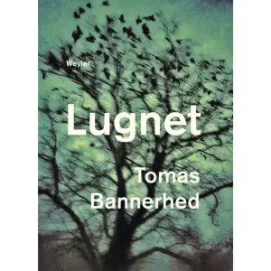 »Mamma jag var ju rädd för dig. Jag visste inte vem du hade blivit. Hur skulle jag någonsin ha kunnat säga det?« Urban har fyllt trettio och flyttat från landet till staden med drömmar om ett nytt liv, kanske som författare eller dokumentärfilmare. Men efter en misslyckad kärlekshistoria tar ensamheten över, han fylls av missmod och hat, drar sig undan människorna och börjar odla ett säreget intresse för fågelägg. Han hoppas att en ny förälskelse ska rädda honom tillbaka till livet, men hur ska han bli kvitt skulden över att han aldrig besvarade sin mammas brev?Lugnet är en roman om begär och hämnd i ett Stockholm på tröskeln till det nya millenniet. Det är Tomas Bannerheds första roman efter debuten med Korparna (2011) som belönades med Augustpriset och som nyligen filmatiserats. Hans senaste bok är naturdagboken I starens tid (2015) som han gjorde tillsammans med fågelfotografen Brutus Östling.    Format Pocket   Omfång 299 sidor   Språk Svenska   Förlag Weyler Förlag   Utgivningsdatum 2019-10-25   Medverkande Sara Acedo   Medverkande Tomas Bannerhed   ISBN 9789176811825  