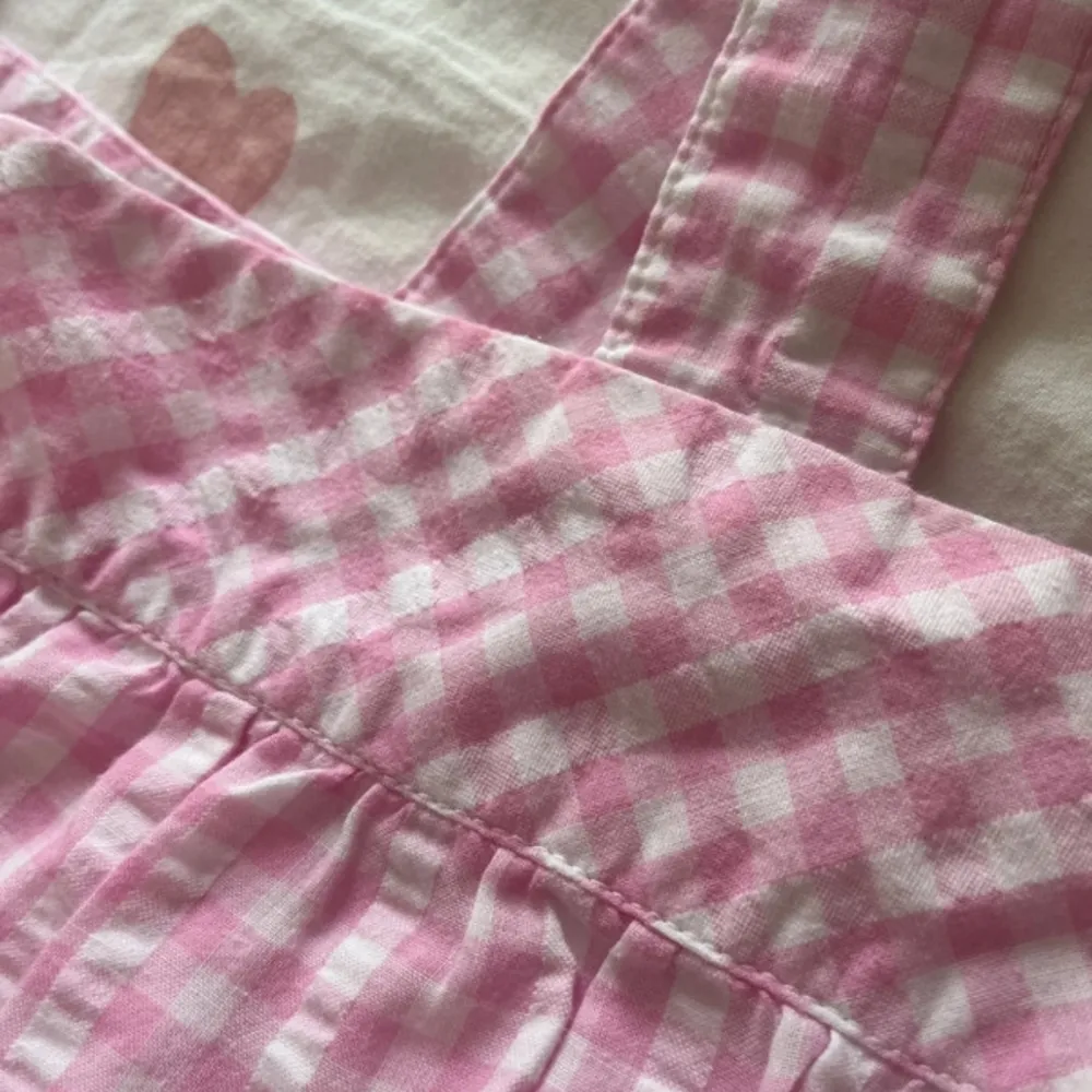 Säljer det här rosa gingham linnet/topp jag köpt  på Vinted💖 Storlek 40 vilket jag tror motsvarar storlek M! Går att justera banden som på bilden. 7/10 skick enligt mig, ser superfin och bra ut men om man kollar nära på överdelen finns det små tecken på användning, kolla sista bilden😊. Blusar.