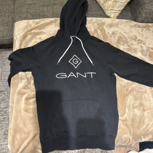 Svart hoodie från GANT - Säljer en snygg svart hoodie från GANT 