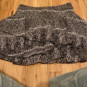 Svartvit kjol från Gina Tricot - Säljer en superfin svartvit kjol från Gina Tricot i storlek 34. Kjolen har ett snyggt mönster och en dragkedja bak. Perfekt för både vardag och fest och sommar kvällar !🖤🤍