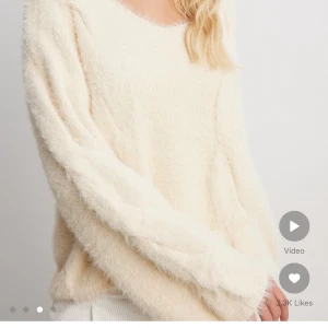 Beige fluffig tröja från NA-KD - Mysig och superfluffig beige tröja från NA-KD i storlek M. Perfekt för kyliga dagar med sin mjuka och varma känsla. Tröjan har en avslappnad passform och långa ärmar, vilket gör den idealisk för både vardag och mysiga hemmakvällar. 🧥✨ Aldrig använt. Nypris är 500kr. Köparen står för frakt.