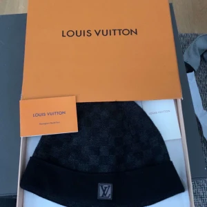 Mössa - Snygg svart mössa . Perfekt för att hålla sig varm med stil under kallare dagar. kommer i originalförpackning.