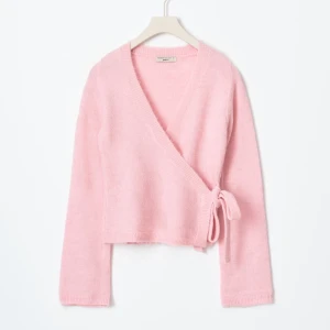 Rosa omlottkofta Gina - Super fin omlottkofta från Gina i storlek M. Den är sparsamt använd och jag säljer pga. att den inte kommer till användning. Helt slutsåld på hemsidan🌟 Skriv vid frågor!💕