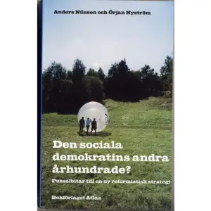 För hundra år sedan proklamerade Hjalmar Branting segervisst 1900-talet som Socialdemokratins århundrade. Åtminstone i Norden fick han rätt. Arbetarrörelsen förvandlade Sverige till vad som kan kallas en institutionaliserad social demokrati, där stödet för mer jämlika villkor mellan människorna sträckte sig långt utöver de egna parti- och fackföreningsleden. Men var står vi i dag, hundra år senare? Håller tiden på att rinna ut för den svenska välfärds- och arbetsmarknadsmodellen eller finns förutsättningar för en förnyelse av den reformistiska strategin, med nya steg mot ett jämlikare samhälle? Den frågeställningen står i centrum för boken Den sociala demokratins andra århundrade. Pusselbitar för en ny reformistisk strategi läggs ut på bordet, granskas och prövas mot varann. Ansatsen är öppen och resonerande. Pusslet blir inte färdiglagt, men åtminstone delar av ett motiv kan anas.    Format Häftad   Omfång 373 sidor   Språk Svenska   Förlag Bokförlaget Atlas   Utgivningsdatum 2005-12-06   Medverkande Anders Nilsson   ISBN 9789173891851  