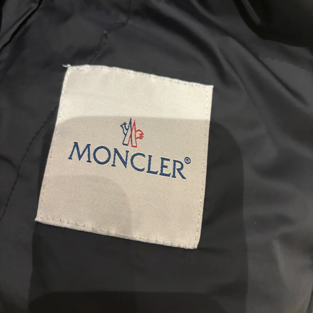Säljer en snygg svart camo dunjacka från Moncler. Jackan har en cool camouflage-look och är perfekt för höst och vinter. Den har en dragkedja framtill och två praktiska fickor med dragkedjor. Perfekt för att hålla sig varm och stilren! 🖤. Takit.
