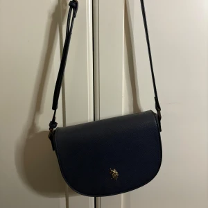 Mörklblå ralph lauren väska - Snygg marinblå ralph lauren väska nästan aldrig använd. Kosta ca 2000kr nypris men säljer för 600. Pris kan diskuteras 