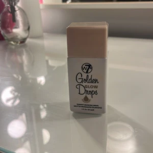 Golden Glow Drops - Säljer en flaska Golden Glow Drops från W7. Perfekt för att ge ansiktet en strålande bronzig look. Flaskan är vit med en beige kork och innehåller 30 ml. Produkten är vegansk och cruelty-free. Perfekt för att blanda med hudkräm eller använda direkt på huden för en solkysst effekt. Använd ca 2-3 gånger. Pris diskuteras endast vid snabb affär! 💕💕