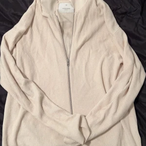 Beige Full zip från Jack & Jones - Skick 10/10 använd 1-2 gånger men ser ut som ny, storlek L men passar även M. Skriv vid funderingar!