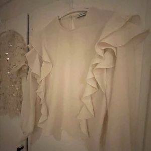 Vit snygg blus - Jätte fin blus från Carin Wester, säljer då den inte kommer till användning. Skriv privat för mer bilder❤️❤️