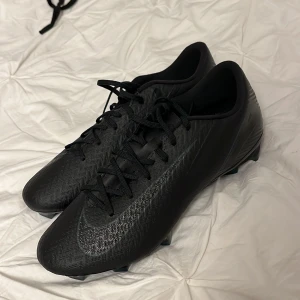 Fotbolls skor  - Nike Mercurial Vapor 16 Academy fotboll skor .Fotboll sko med lågt skaft . MG.  Helt oanvända, kvittot finns kvar .  Ny pris.             1 149,00kr 