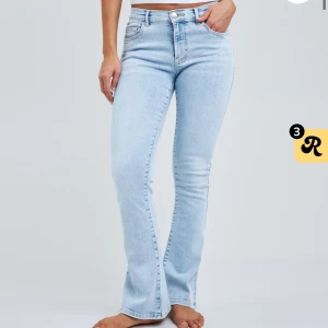 Ljusblå bootcut jeans - Säljer ett par snygga ljusblå bootcut jeans i mycket bra skick. De har medelhög midja, inga märken vad jag kan se. Jättefina för både vardag och fest! Orginalpris 700kr