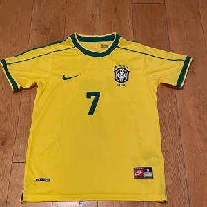 Brazil 98 - Nytt skick då den bra chillat i garderoben. Rolle på ryggen. Behöver pengar till v-bucks