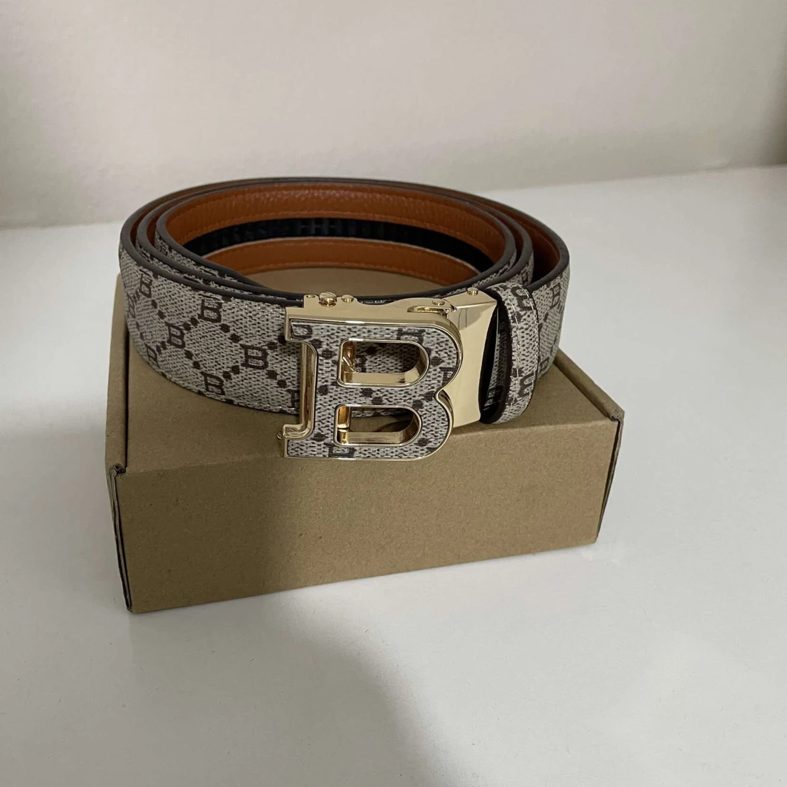 Ny Burbbery bälten 2 färger finns 