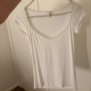 Topp med spets från Nelly - Jättetrendig och populär topp / tshirt från Nelly, använd fåtal gånger! Storlek XS