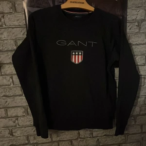 Svart långärmad tröja från GANT - Säljer en stilren svart långärmad tröja från GANT. Perfekt för både vardag och lite finare tillfällen. Tröjan är i bra skick och har en normal passform. Passar perfekt till present eller till en själv då den är i storlek 176 men stor i storleken så den funkar till S också.  Priset kan diskuteras. 