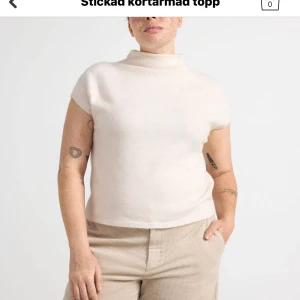 Beige stickad tröja Lindex  - Säljer en superfin beige stickad topp med korta ärmar.  Från Lindex slutsåld jag äe 170 och jag storleken XXL då den är väldigt liten i storleken sitter som en S/M