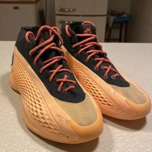 AE1 basketskor  - AE1 basketskor i färgen orange. Har använts i ca ett halvår men är i bra skick