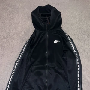 Svart hoodie från Nike - Säljer en svart hoodie från Nike har använt den ofta och den är liten 