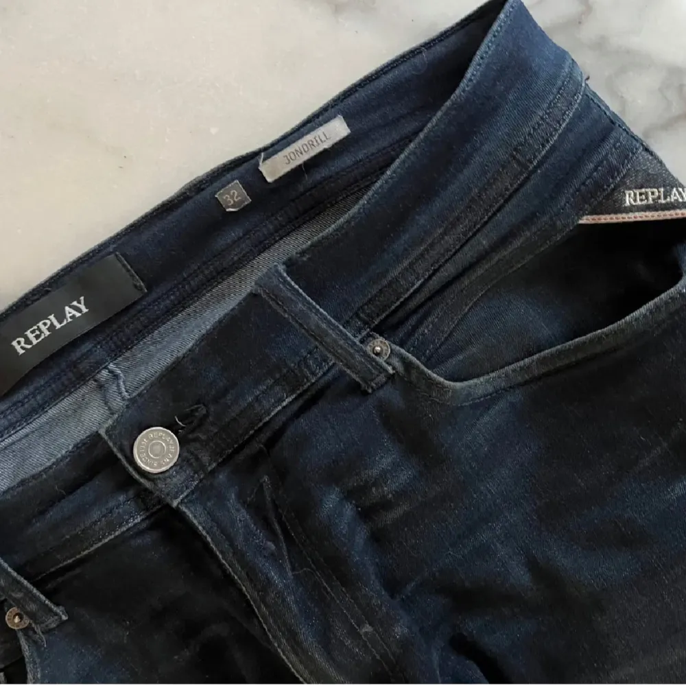 Säljer ett par snygga mörkblå jeans från Replay, modell Jondrill. De är i okej skick och är i storlek 32/34 men sitter mer som 32/32.. Farkut & Housut.