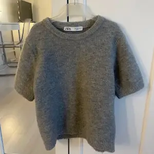 Säljer min stickade T-shirt från Zara i storlek S. Den är i bra skick 