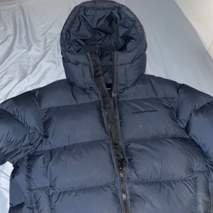 Peak Performance dunjacka  - Säljer en mörk blå dunjacka från Peak Performance i mycket bra skick. Säljer då den inte kommer till användning. Tveka inte att komma med frågor 