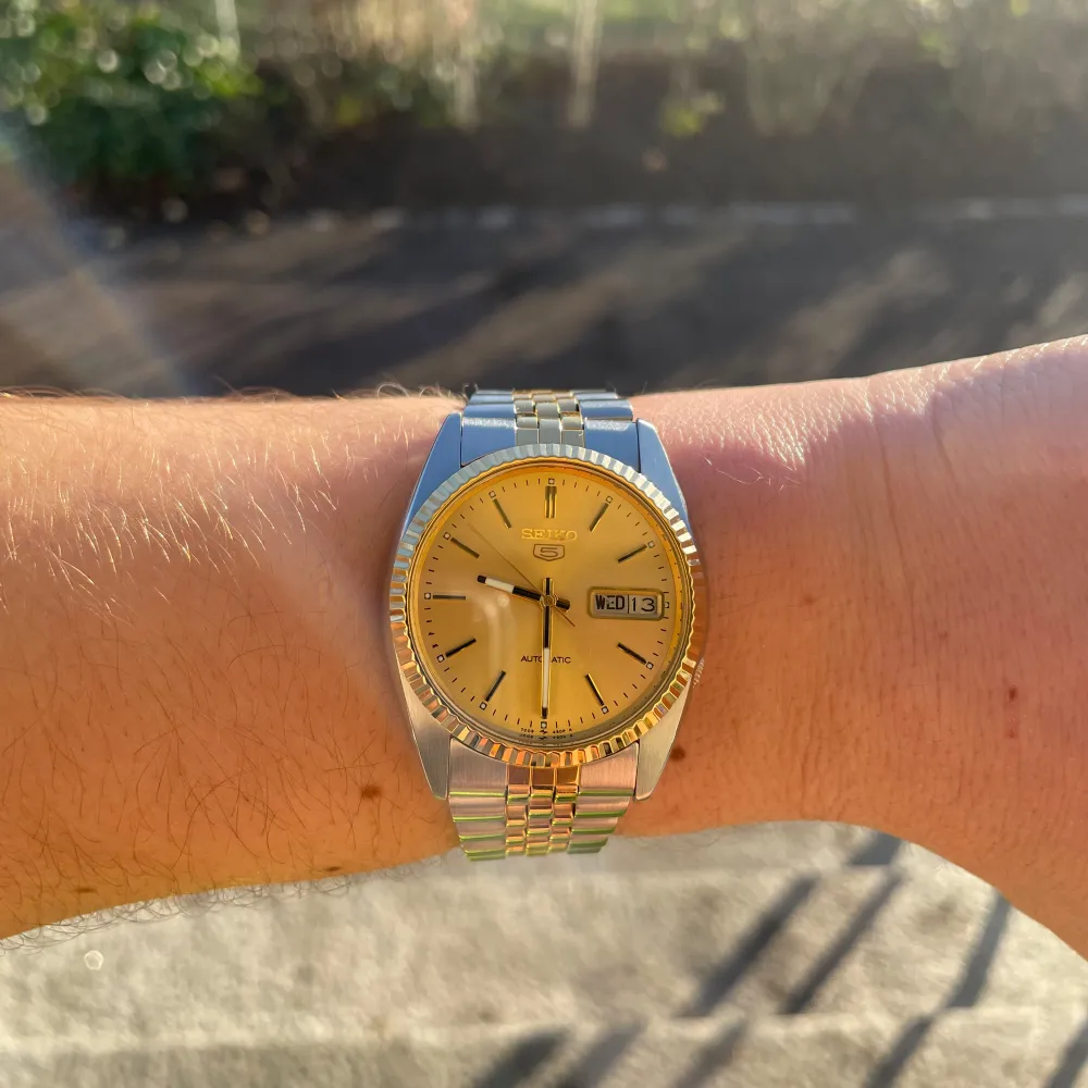 Säljarbeskrivning för annons:  Seiko 5 Datejust 36 mm Automatic SNXJ92 7009  Säljer en klassisk och elegant Seiko 5 Datejust SNXJ92 i mycket gott skick. Modellen har den tidlösa stilen som påminner om Seikos arv av precision och pålitlighet. Perfekt för både vardag och formella tillfällen!  Specifikationer 	•	Storlek: 36 mm i diameter 	•	Urverk: Automatiskt mekaniskt urverk med dag- och datumfunktion 	•	Boett: Rostfritt stål, polerad finish. Asusteet.