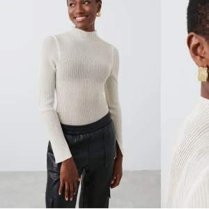 Offwhite ribbad topp från Gina Tricot - Säljer en snygg offwhite ribbad topp från Gina Tricot i storlek S. SLUTSÅLD!☺️ tycker den är lite mer genomskinlig än på första bilden, (se bild när den hänger på galje) aldrig använd!