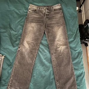 Grå jeans Diesel - Säljer ett par gråa jeans från Diesel. De har en straight passform som faller fint över skorna. Storlek 32x32