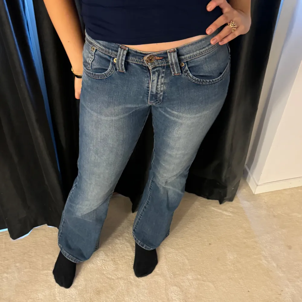 Lågmidjade jeans vintage från Levis, strl 36 och personen på bilden är 170 cm!. Jeans & Byxor.