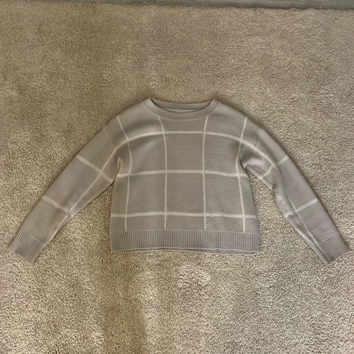 Grå rutig stickad tröja