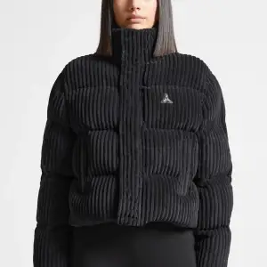 Vinterjacka från Manière De Voir - Ribbed Velour Puffer Jacket, Black  Storlek 32 / XXS (UK 4, US 0), passar 34 / XS också (oversize)  Nypris: £199.99  Köpt från deras hemsida, aldrig använd