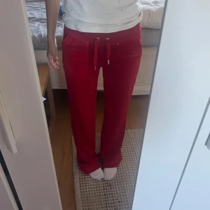 Juciy byxor röda - Jätte fina ny skick inga hål eller defekter💞 Bilden är tagen ifrån internet om ni vill ha bevis att den är äkta kontakta mig så skickar ja bild (inga bilder på)💞💞  Priset kan diskuteras vid snabbt köp bild lånad💞 byxorna är lika röda som på 1de bilde