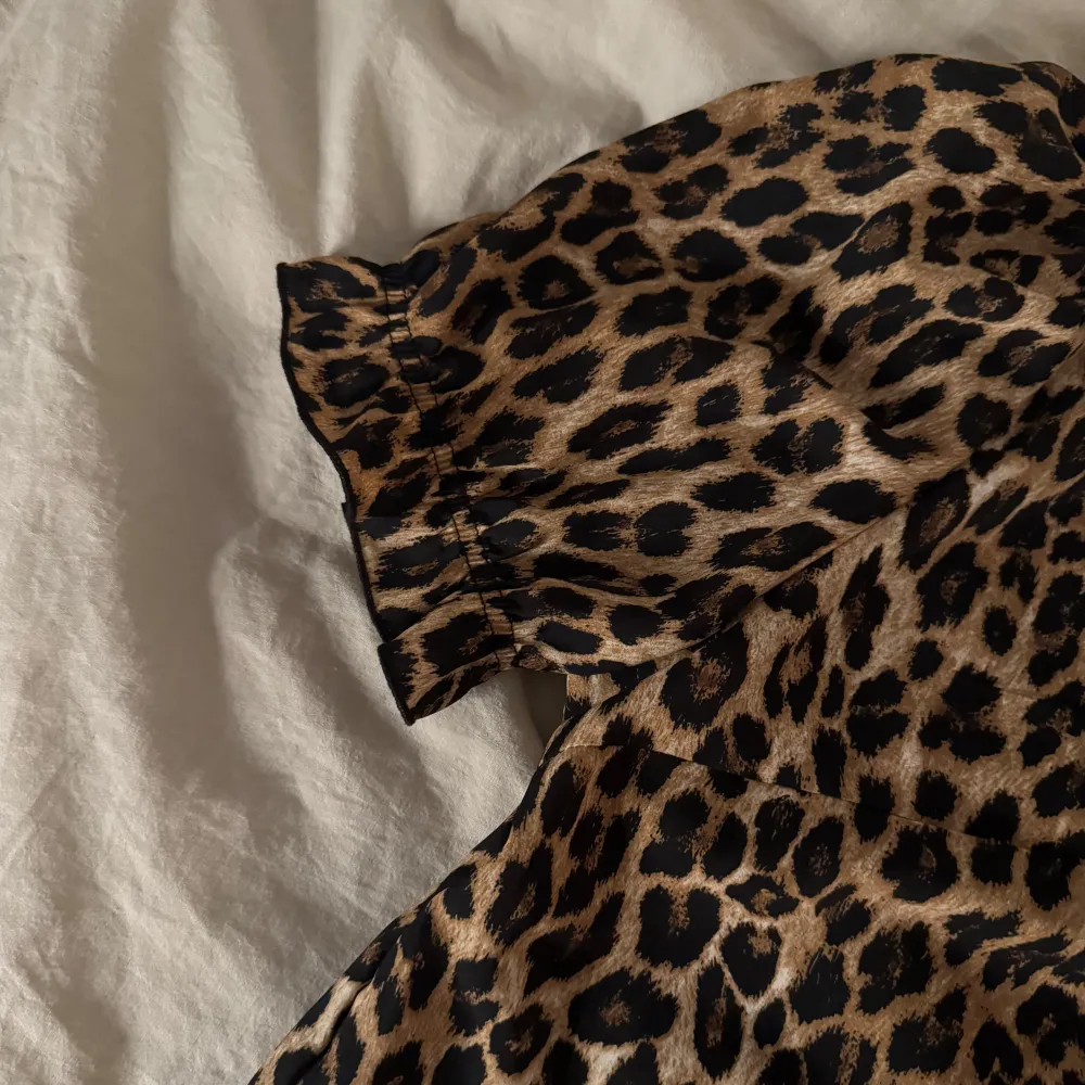 Jätte snygg leopard blus från SHEIN i storlek XL men passar L också🐆. Blusar.