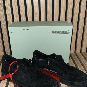 Off-white skor herr shoes - Off-white Vulcanized Low  -Storlek: 44 (Stora i storleken) -Skick: 7/10  -Nypris: 5000kr+ -Pris: 1900kr -Frakt: (hemlevererat spårbart)📦  Box, dustbag följer med. Tveka inte att höra av dig vid minsta frågan! 
