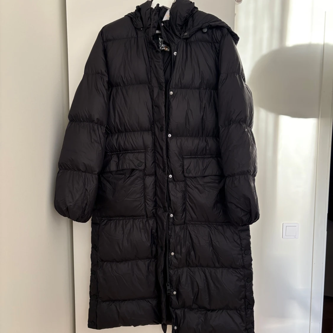 Svart lång dunjacka