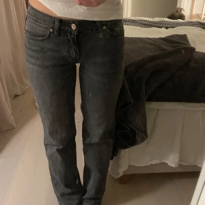 Low waist jeans ABRAND - Säljer mina lågmidjade jeans från ABRAND i strl 24 då de tyvärr är för små för mig. Kontakta mig för fler bilder eller frågor💖