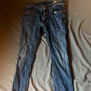 Blå jeans från Diesel - Säljer ett par snygga blå jeans från Diesel i bra skick. De har en klassisk femficksdesign och knappar i gylfen. W29 L32🌟