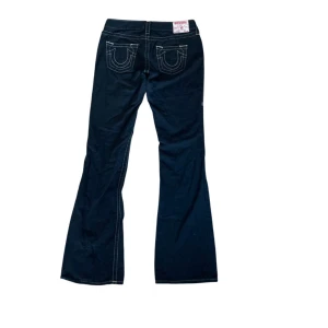 True religion byxor  - True religion low waist bootcut byxor. Ej jeans material. Revor på benen. Storlek 28