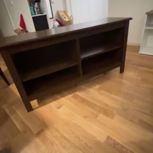 Mörkbrun tv bord/böckhylla  - Säljer en helt ny tv bord. Kan användas som vad man vill. Den är mörk brun och har 4 stycken hyllor. 