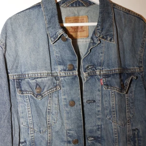 Klassisk jeansjacka från Levi's - Säljer en klassisk blå jeansjacka från Levi's i bra skick. 