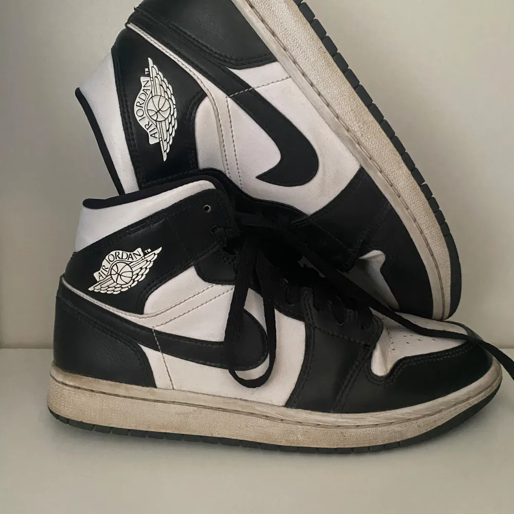 Säljer ett par klassiska svartvita Nike Air Jordans i bra skick. Skorna har en snygg design med svart och vit färgkombination och ikonisk logga på sidan. Perfekta för både vardag och fest. De har snörning och en bekväm passform.. Skor.