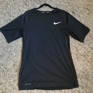 Svart Nike Pro Dri-Fit T-shirt - Säljer en svart Nike Pro Dri-Fit T-shirt i tight passform strl XL men pga tight fit sitter den som S/M. använd ett fåtal gånger!🌟