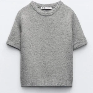 Grå stickad kortärmad tröja från Zara - Använd få gånger, storlek S❤️❤️ Använd gärna köp nu❤️ Lånad bild!❤️❤️