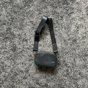 Svart Axelväska  - En liten smidig axelväska från asos design, som passar de flesta.