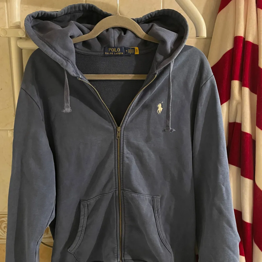 Tja, säljer nu min knappt använda Ralph lauren Zip-Hoodie 50% billigare än nypris. Använd fåtal gånger då jag tycker att M är för stort för mig. Hoodien är i väldigt bra skick och har använts varsamt och försiktigt, och är köpt från Zalando. Pris kan diskuteras vid snabb affär! Ny pris ligger på 2199 kr! . Tröjor & Koftor.