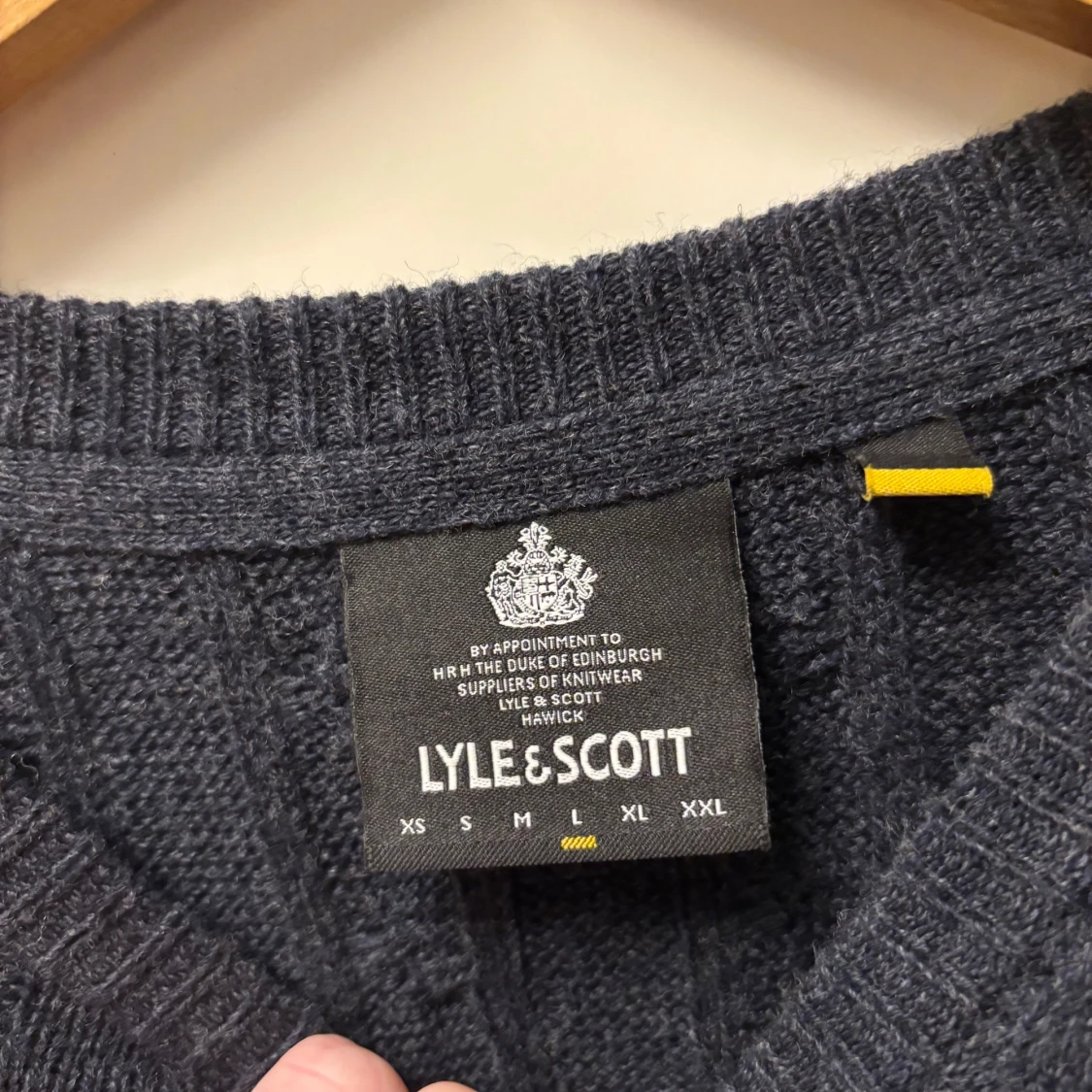 Mörkblå stickad tröja från Lyle & Scott - 90