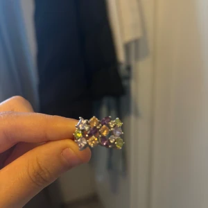 Silverring med äkta stenar  - Säljer en fin äkta silver ring. Stenarna på är äkta. Hade sagt att den är mellan 19-20mm. Så fin och väntar på en ny ägare! Den är helt oanvänd, köpt på REA för ungefär 700kr.